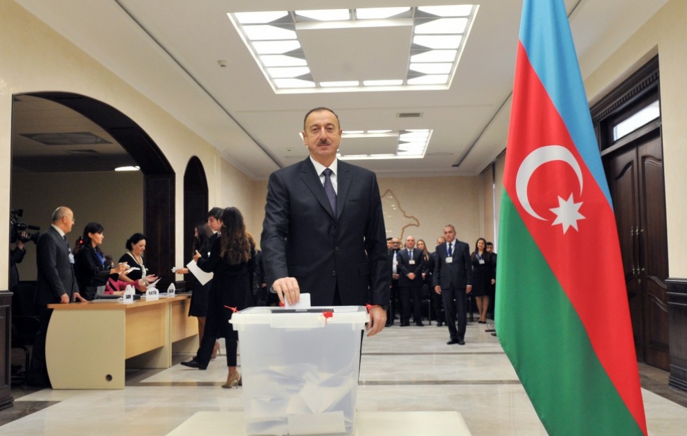 Aserbaidschans Präsident Ilham Aliyev stimmt im Wahllokal Nr.6 VIDEO