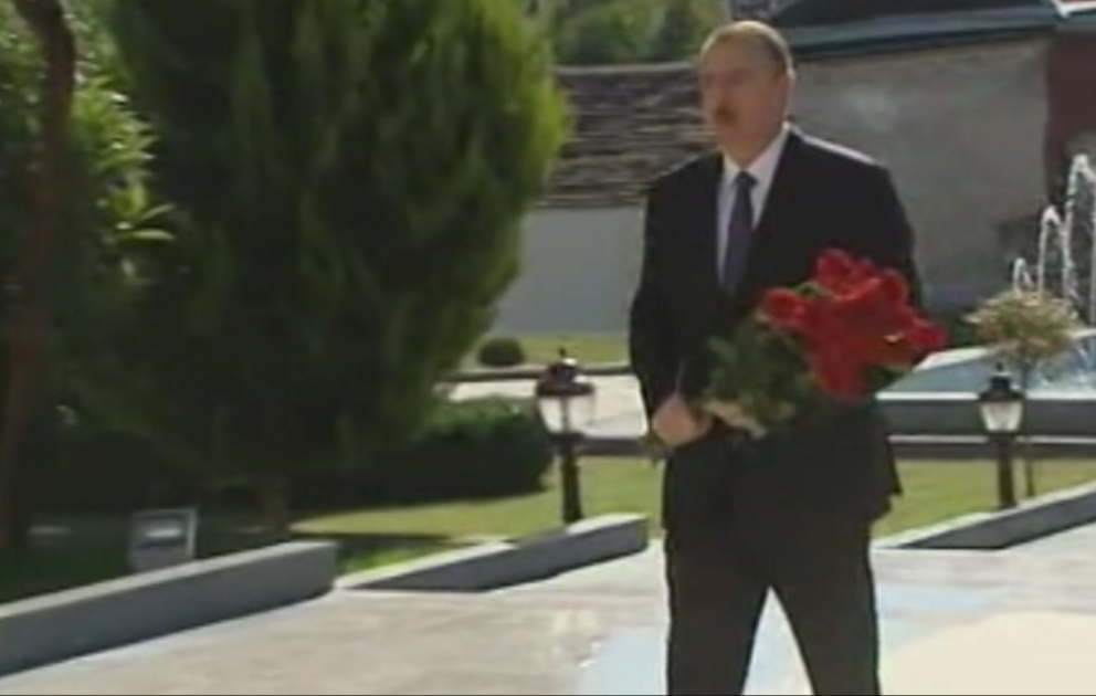 Şəkidə ümummilli lider Heydər Əliyevin abidəsini ziyarət VİDEO