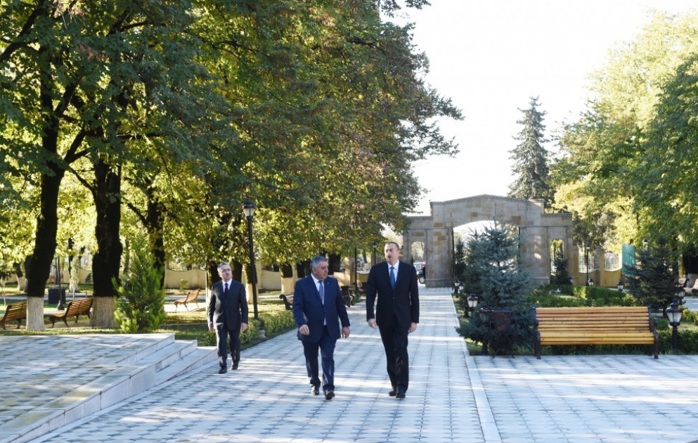 Aserbaidschans Präsident Ilham Aliyev zu einem Besuch im Rayon Zakatala eingetroffen VIDEO