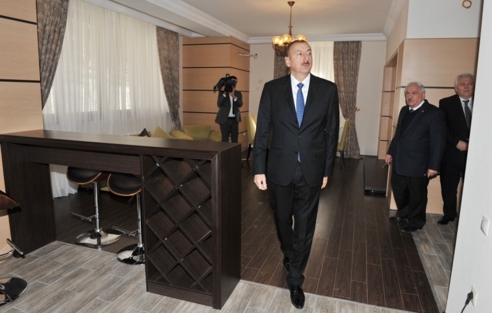 Le président Ilham Aliyev s'est familiarisé avec l'avancement des travaux au sanatorium Markhal VIDEO