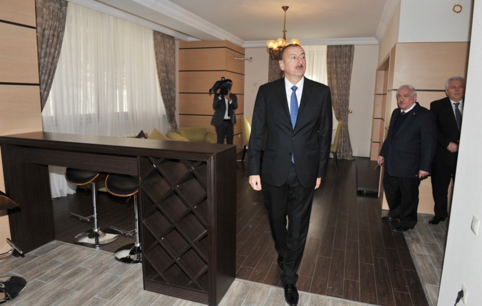 Präsident Ilham Aliyev inspiziert in Scheki den Verlauf von Bauarbeiten im Sanatorium Markhal VIDEO