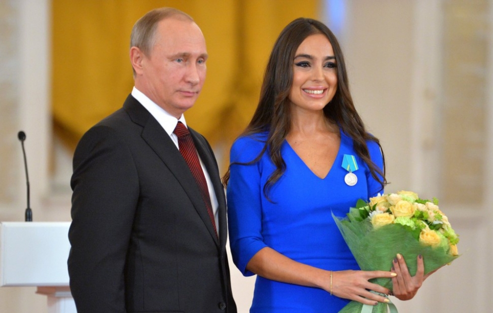 Le président russe Vladimir Poutine a remis la Médaille Pouchkine à Leyla Aliyeva VIDEO