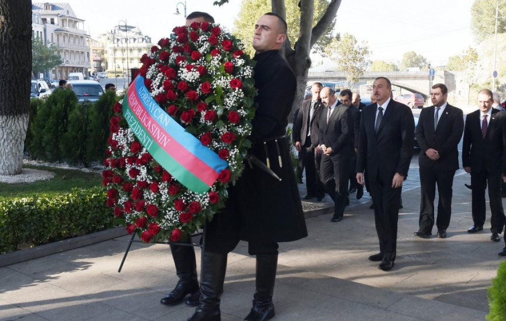 Посещение памятника общенациональному лидеру Гейдару Алиеву ВИДЕО