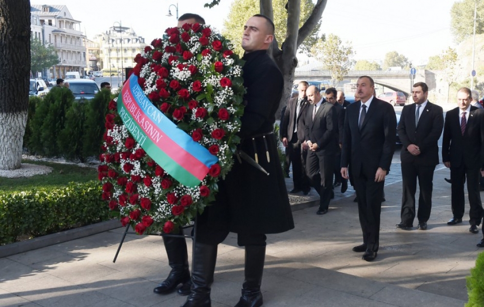 Präsident Ilham Aliyev hat in Tbilissi das Denkmal von Nationalleader besucht VIDEO