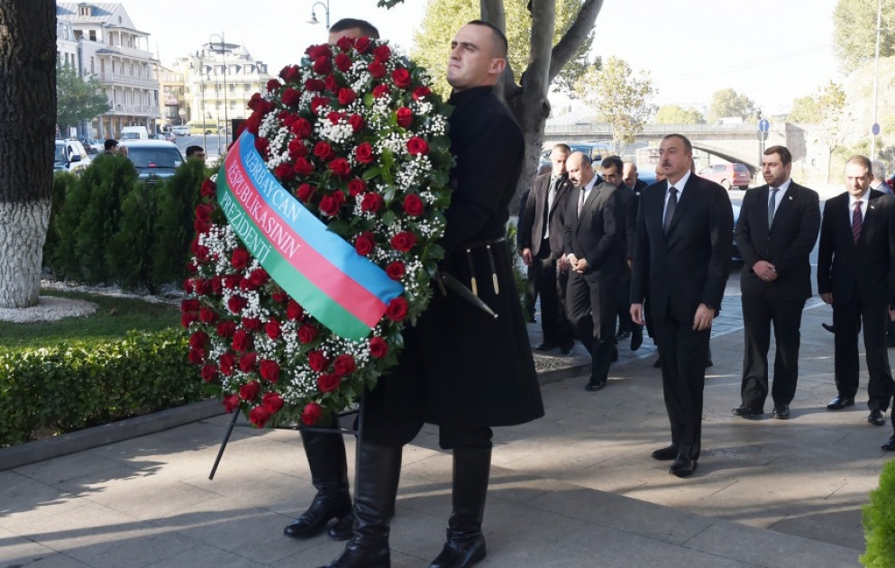 Le président de la République visite le monument d'Heydar Aliyev à Tbilissi VIDEO
