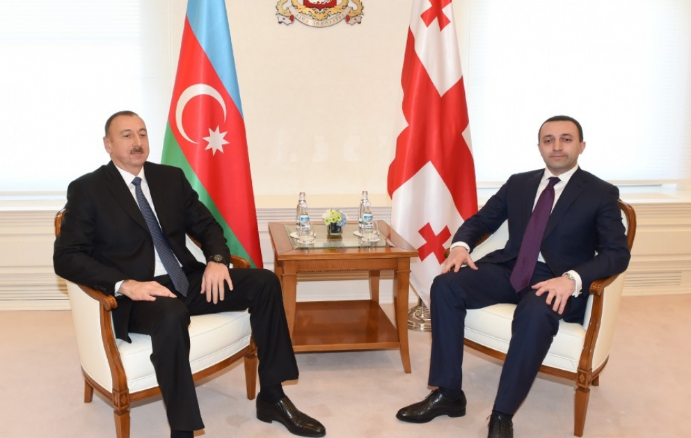 Treffen des aserbaidschanische Präsidenten Ilham Aliyev mit dem Premierminister von Georgien unter vier Augen VIDEO