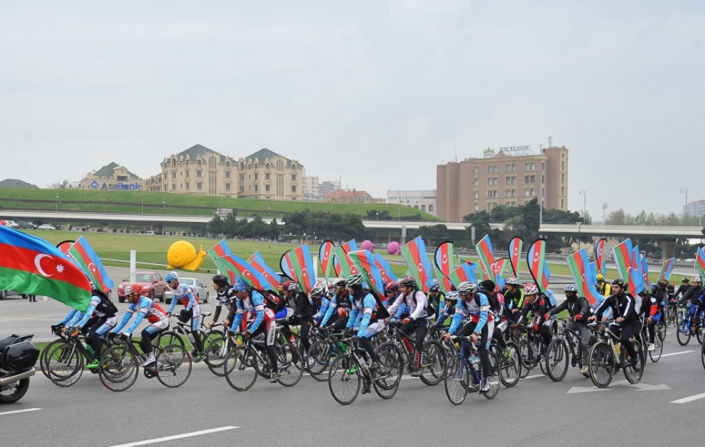 Une course cycliste «Notre drapeau est notre source de fierté» à Bakou VIDEO