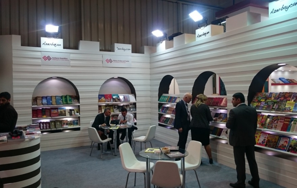 İstanbulda keçirilən kitab sərgisindəki Azərbaycan bölməsi ziyarətçilərini qəbul edir VİDEO