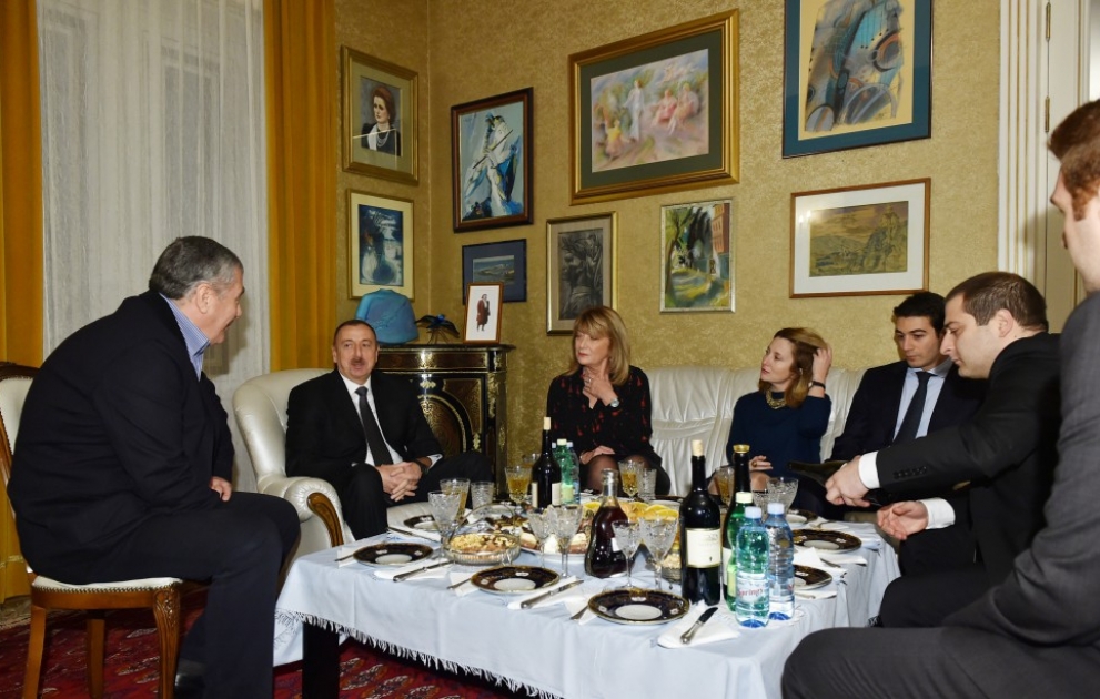 Präsident Ilham Aliyev ehrt das Andenken von Eduard Schewardnadse VIDEO