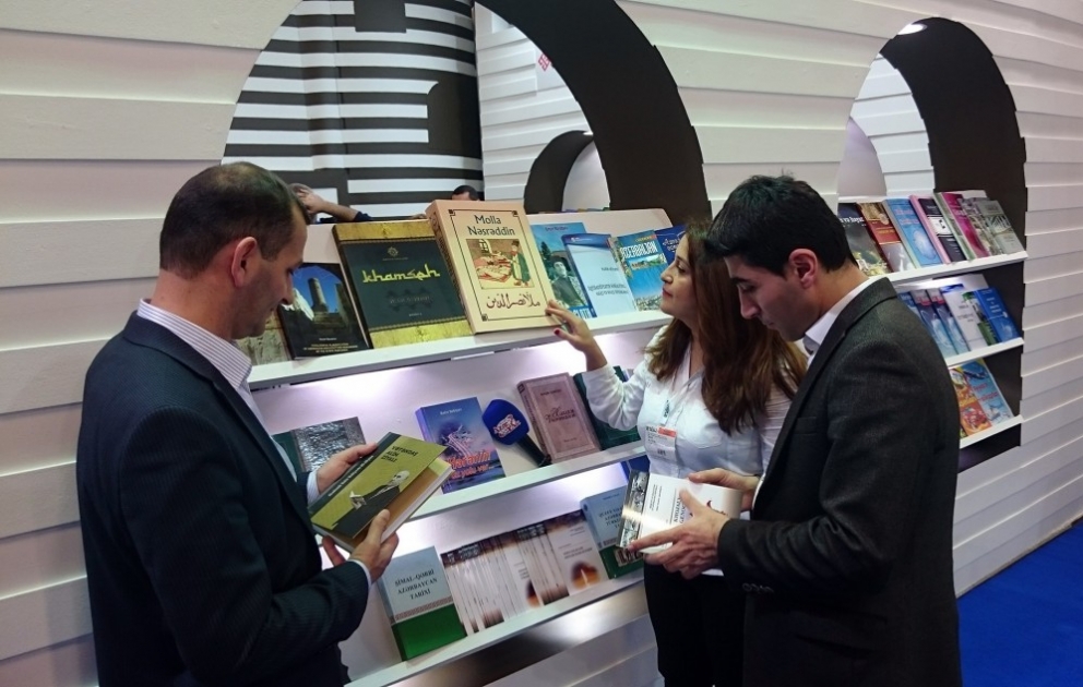 İstanbul kitab sərgisinin Azərbaycan bölməsində nümayiş olunan nəşrlər ziyarətçilərə paylanıb VİDEO