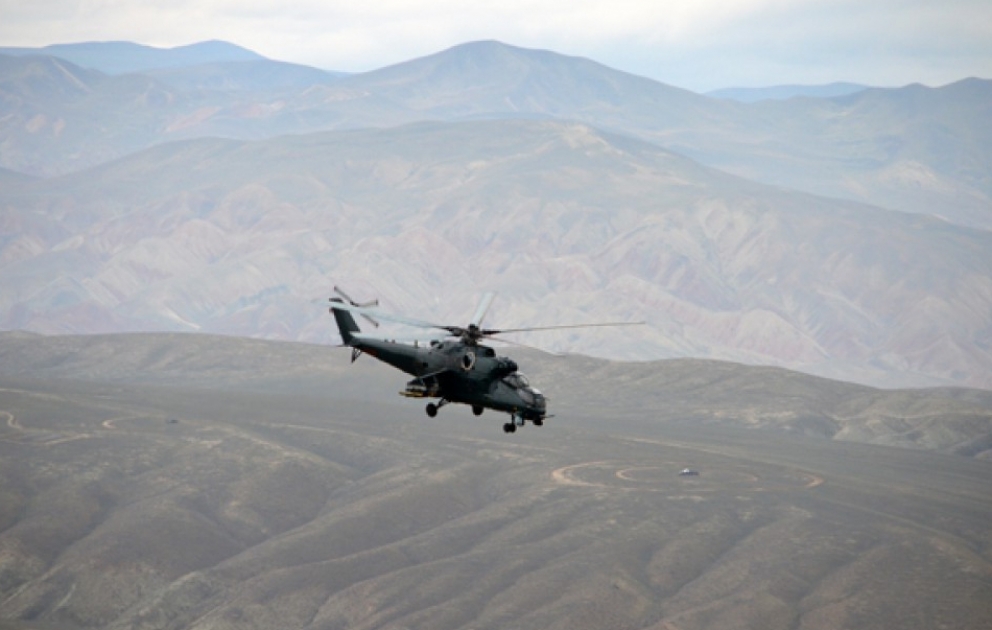 Des hélicoptères de combat effectuent des exercices tactiques VIDEO