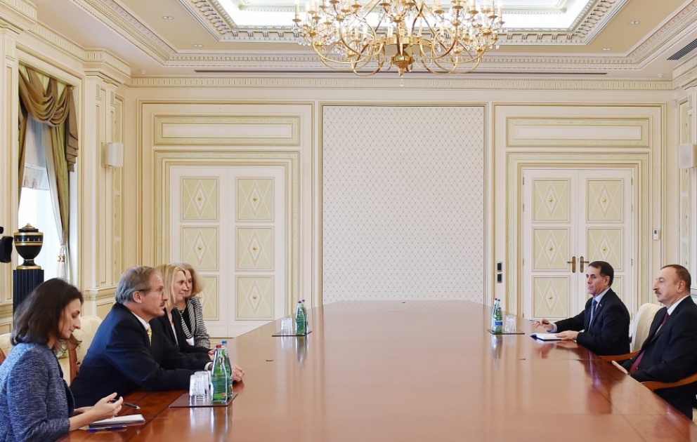 Präsident Ilham Aliyev hat eine Delegation um stellvertretende Assistentin des US-Staatssekretärs empfangen VIDEO