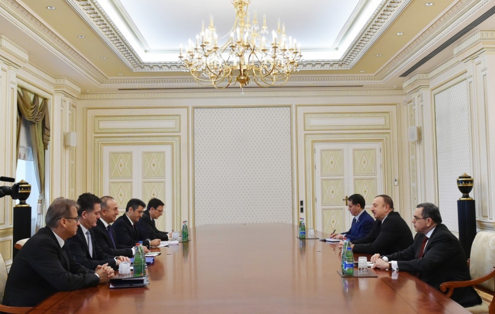 Aserbaidschans Präsident Ilham Aliyev hat eine Delegation um türkischen Außenminister empfangen VIDEO
