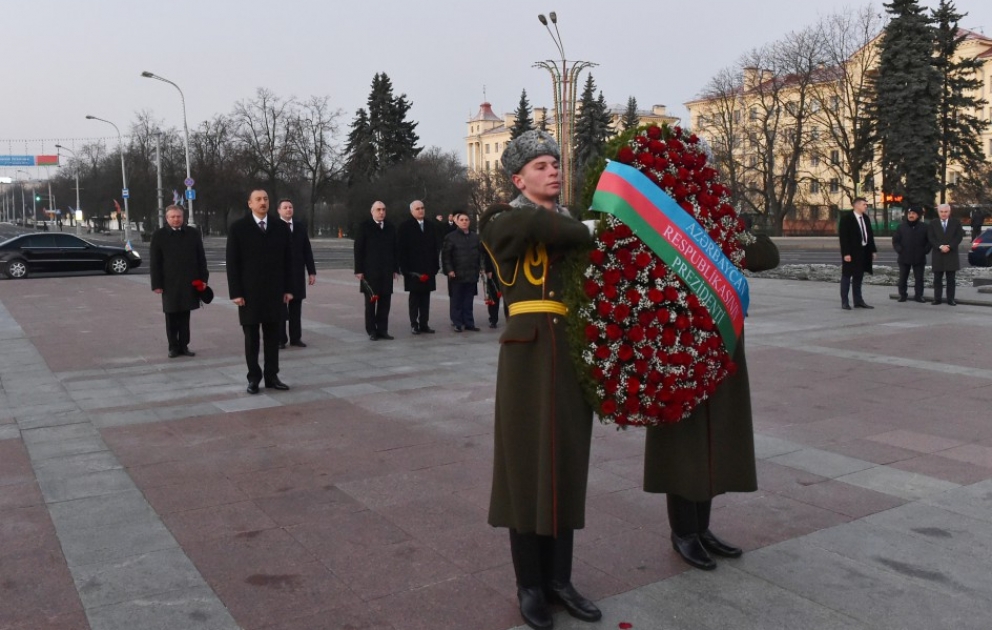 Le président Ilham Aliyev visite la Place de la Victoire à Minsk VIDEO