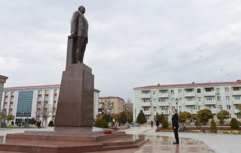 Besuch des Denkmals von Nationalleader Heydar Aliyev in Nachitschewan VIDEO