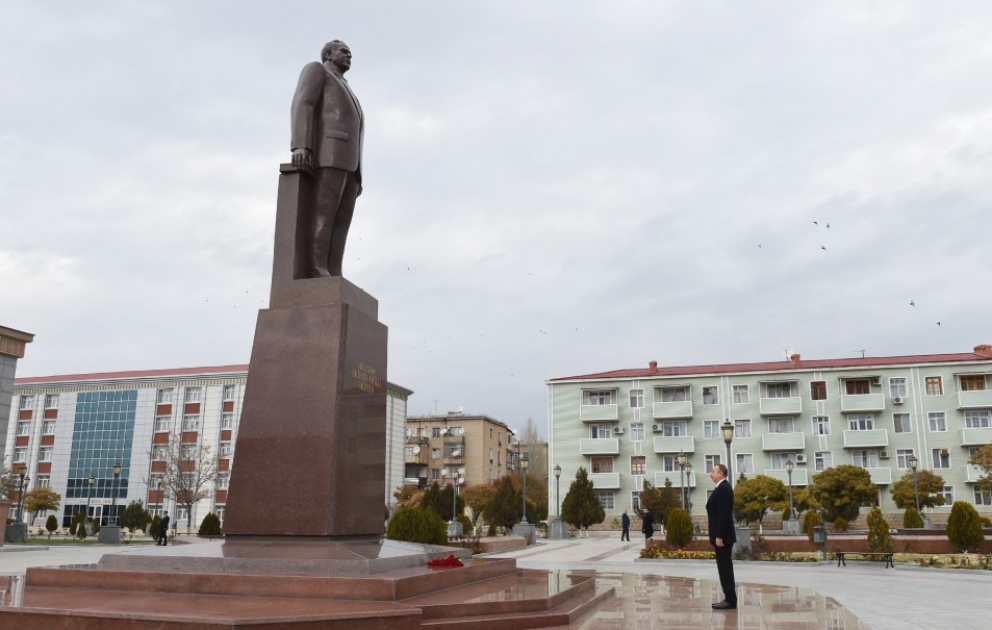 Visite du monument à Heydar Aliyev à Nakhitchevan VIDEO