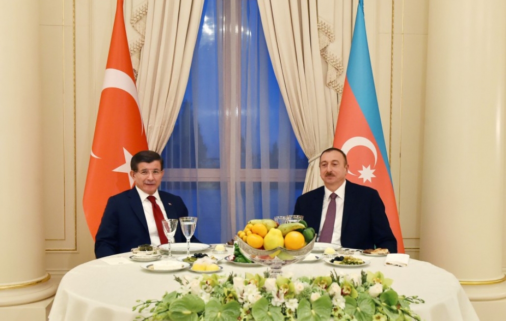 Prezident İlham Əliyevin adından Baş nazir Əhməd Davudoğlunun şərəfinə ziyafət verilib VİDEO