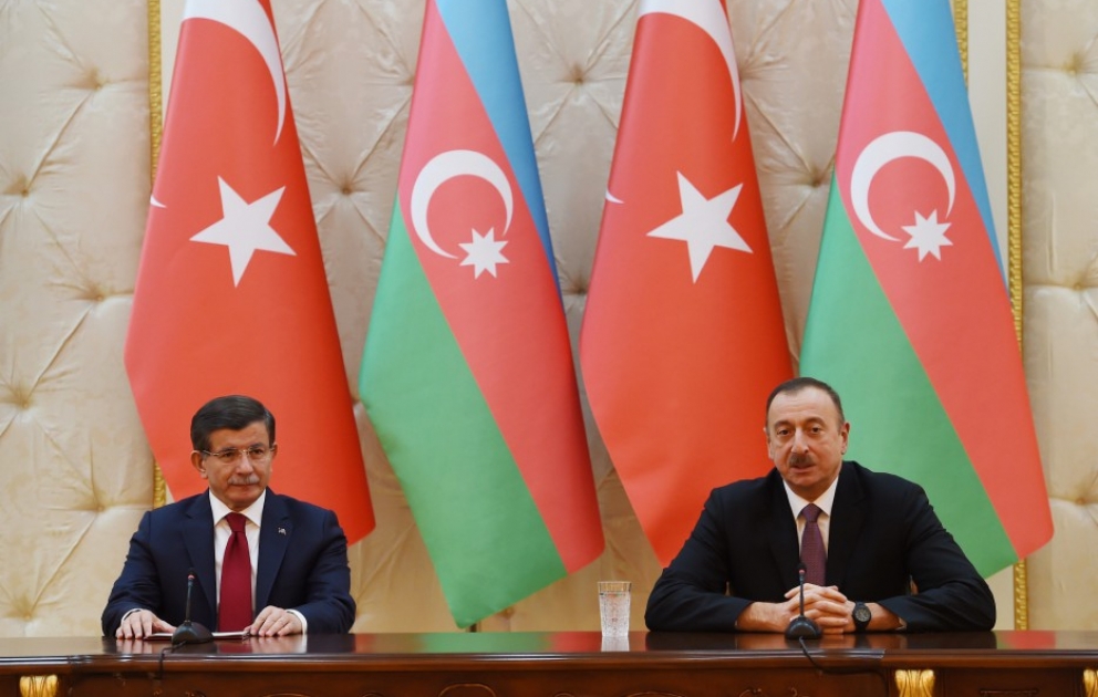 Le président Ilham Aliyev et le Premier ministre turc Ahmet Davutoglu ont fait une déclaration conjointe à la presse VIDEO