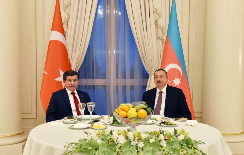 Gastmahl zu Ehren des türkischen Premierministers Ahmet Davutoglu VIDEO