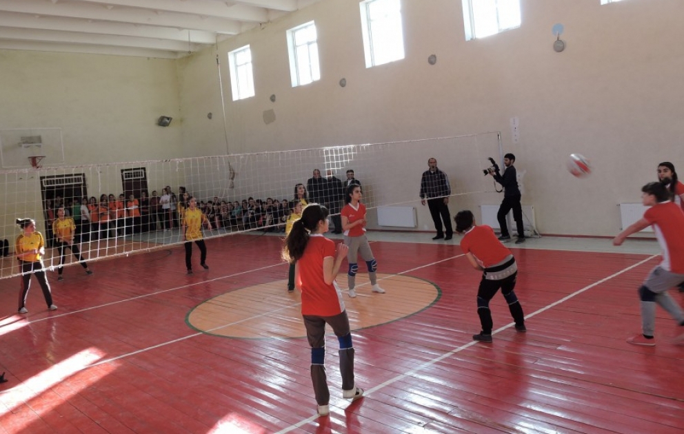 Şəkidə qızlardan ibarət məktəb komandaları arasında voleybol turnirinə start verilib VİDEO