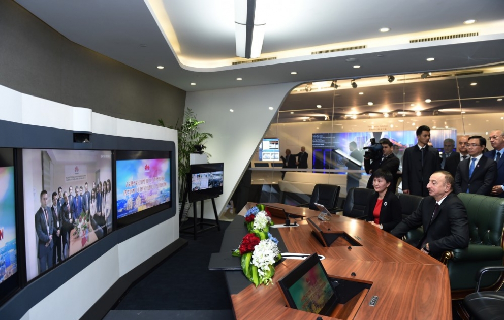 Le président Ilham Aliyev au centre d’exposition de Huawei à Pékin VIDEO