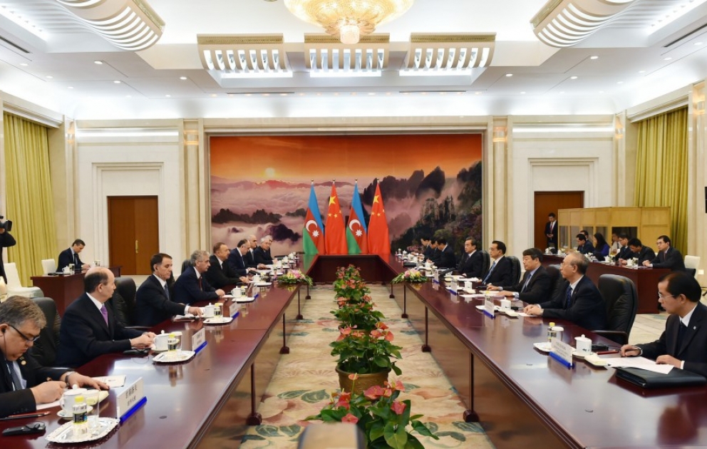 Aserbaidschans Präsident Ilham Aliyev trifft sich mit dem Premier des chinesischen Staatsrates Li Keqiang VIDEO