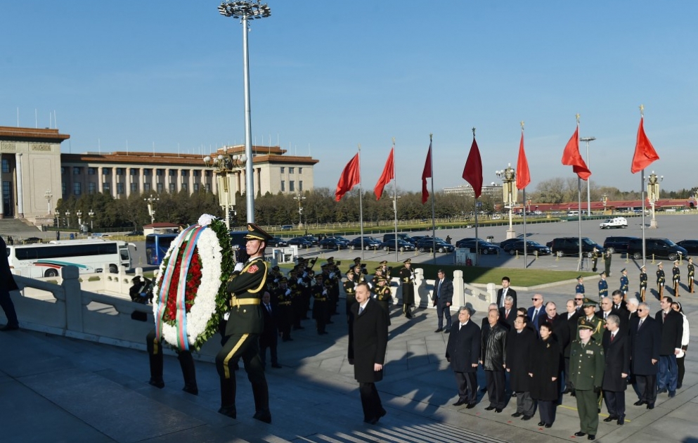 Le président Ilham Aliyev a visité le Monument aux Héros du Peuple à Pékin VIDEO