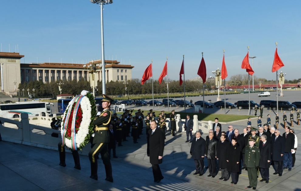 Präsident Ilham Aliyev besucht in Peking Denkmal zum Andenken an Helden von chinesischem Volk VIDEO