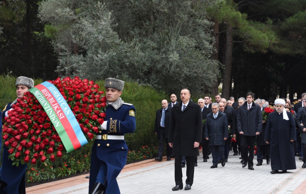 Azərbaycan Prezidenti İlham Əliyev ümummilli lider Heydər Əliyevin məzarını ziyarət edib VİDEO