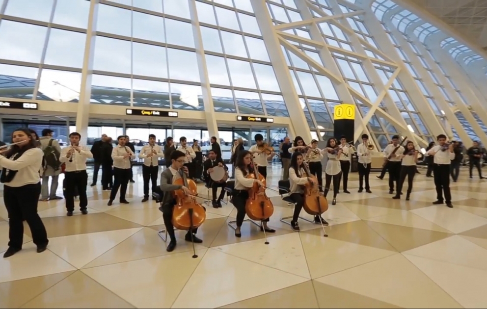 Heydər Əliyev Beynəlxalq Aeroportunda flaşmob keçirilib VİDEO
