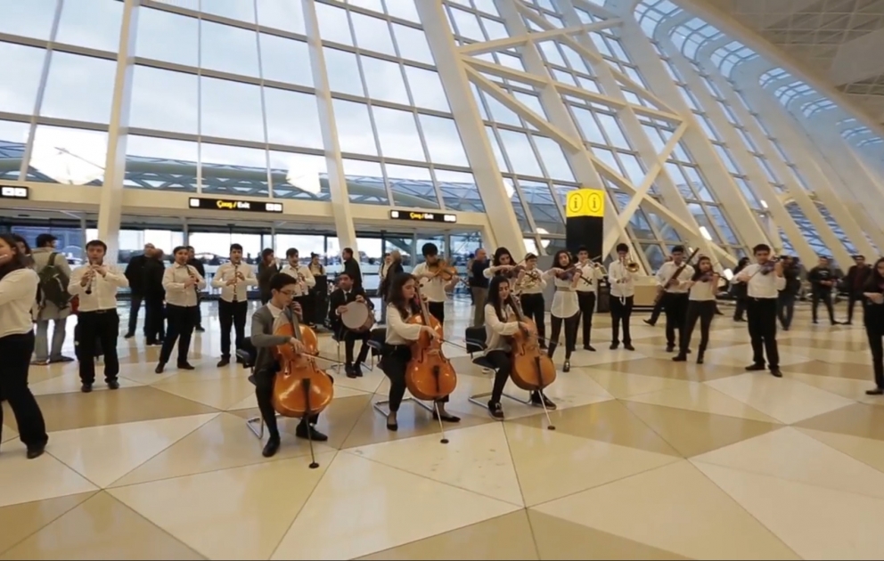 Flashmob im Internationalen Heydar Aliyev Flughafen VIDEO