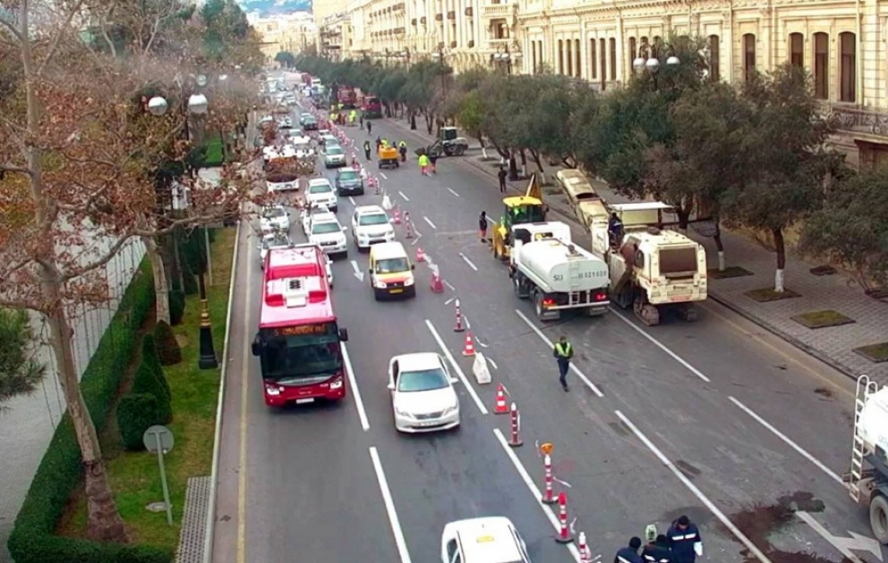 Reparaturarbeiten in den Straßen, die für Rennbahn von Formel 1 Europa-Grand-Prix geeignet sind, setzen sich fort VIDEO
