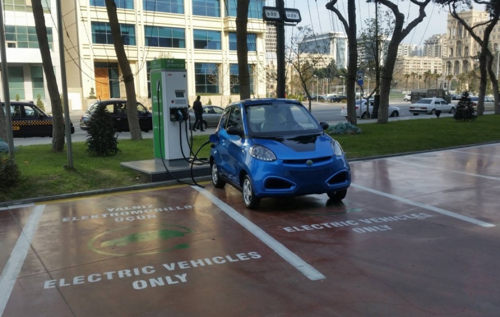 Encore une borne de recharge publique installée à Bakou VIDEO