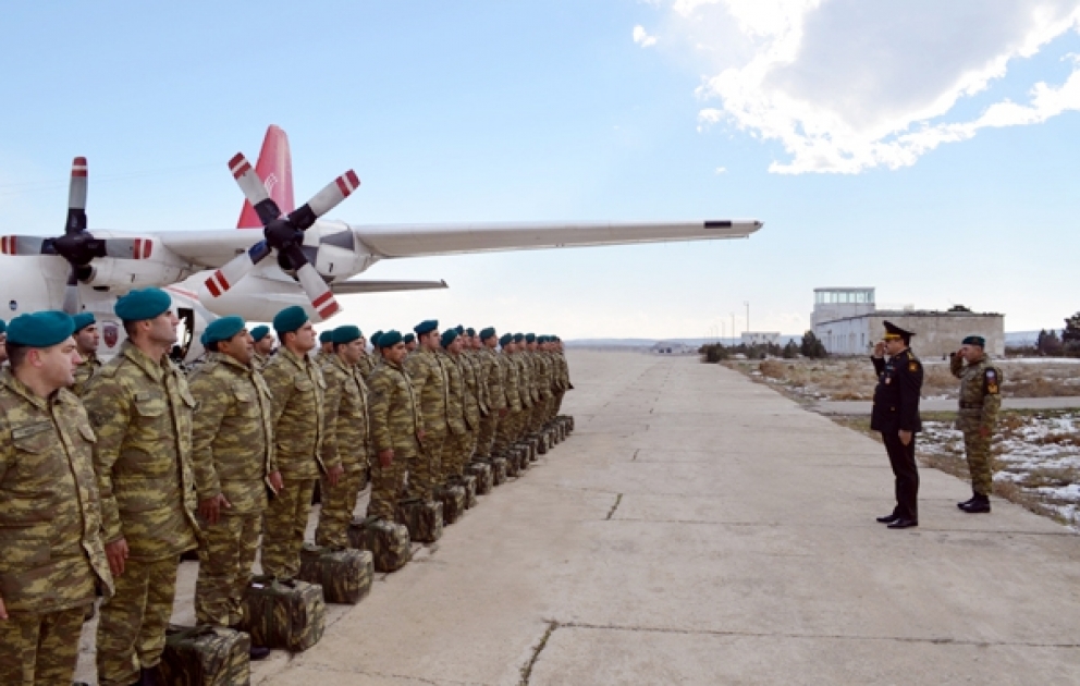 Un groupe de soldats azerbaïdjanais de maintien de la paix est parti pour l'Afghanistan VIDEO