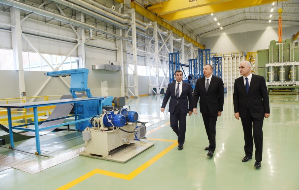 In Baku eröffnet sich Großtransformatorenwerk Präsident Ilham Aliyev nimmt an Veranstaltungen teil VIDEO