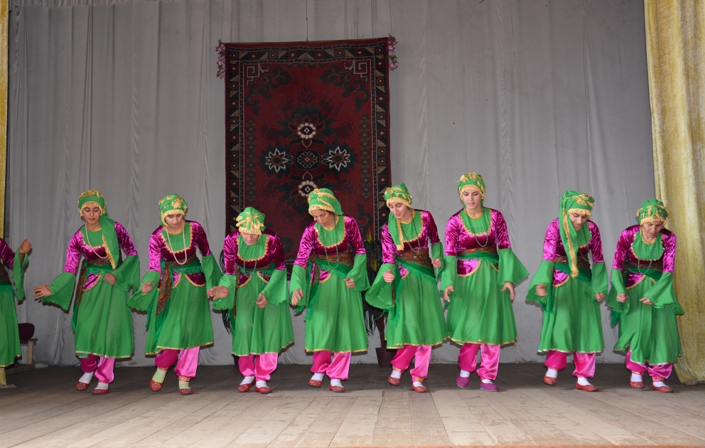 “Əvəsor” bahar təravətli nəğmələri və rəqsləri ilə folklor nümunələrimizi təbliğ edir VİDEO
