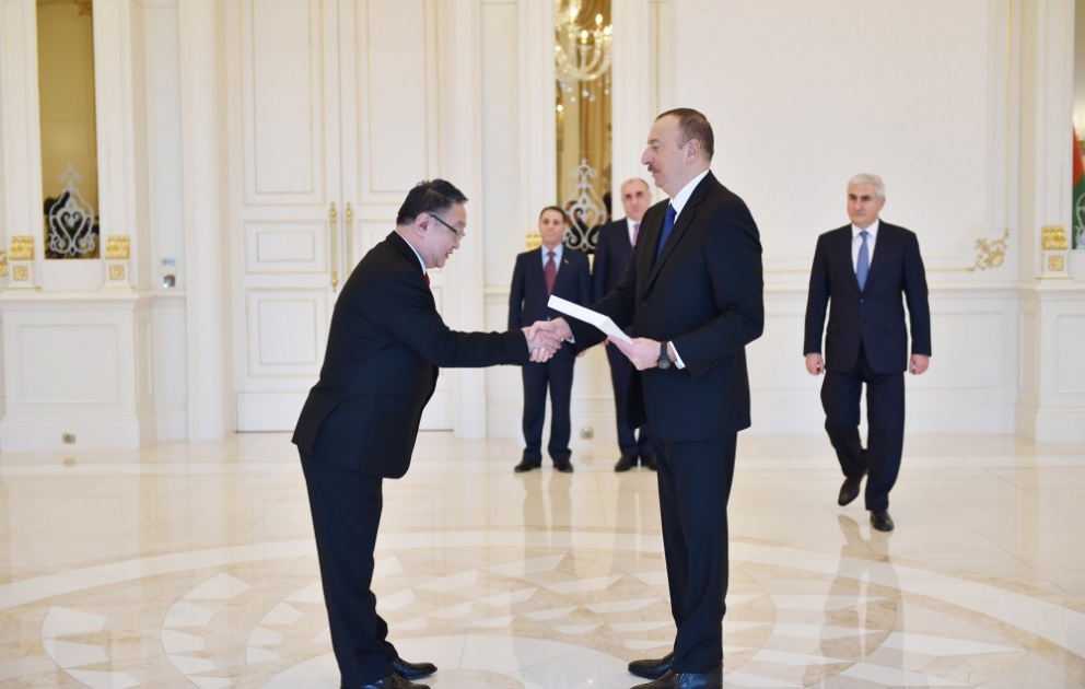 Präsident Ilham Aliyev nimmt Beglaubigungsschreiben neuen mongolischen Botschafters entgegen VIDEO
