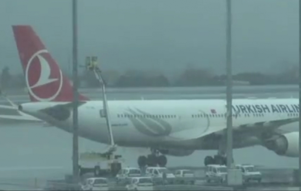 Fırtınalı hava şəraiti ilə əlaqədar Bakı-İstanbul aviareysi təxirə salınıb VİDEO
