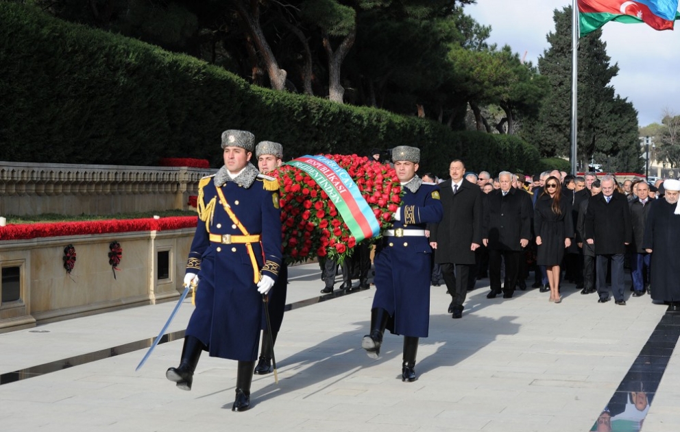 Aserbaidschans Präsident Ilham Aliyev ehrt Andenken von Opfern von blutiger Januartragödie VIDEO