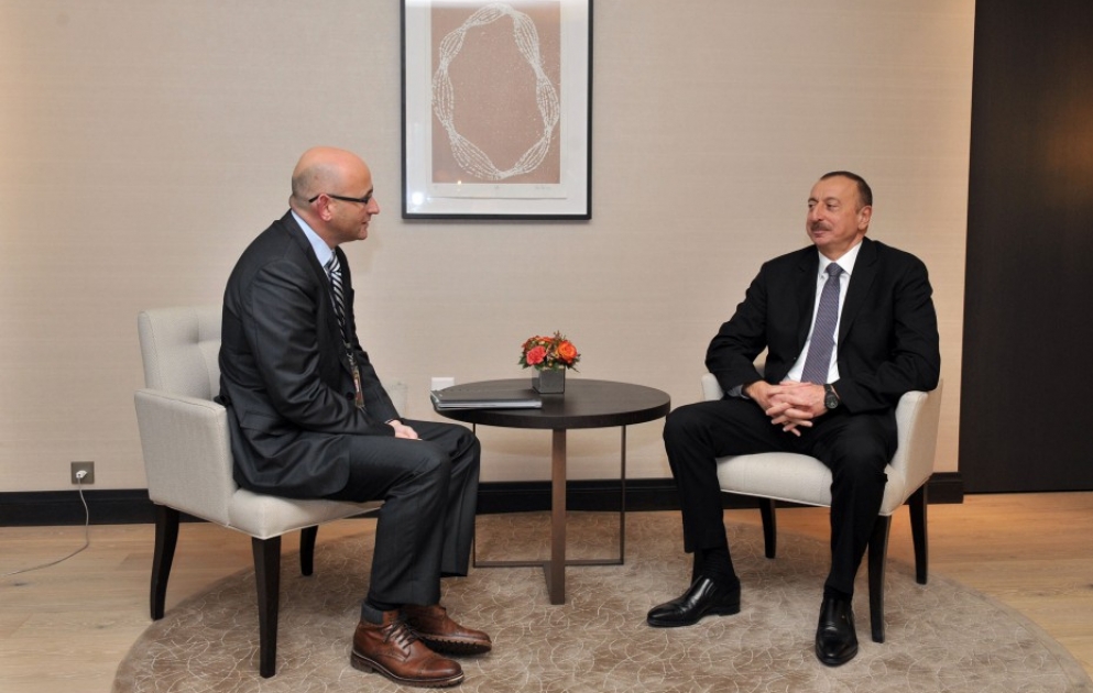 Aserbaidschans Präsident Ilham Aliyev trifft sich mit dem Präsidenten des Unternehmens “Procter and Gamble Europe” VIDEO