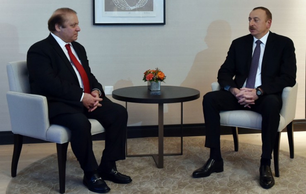 Aserbaidschans Präsident Ilham Aliyev trifft sich mit Premierminister von Pakistan VIDEO