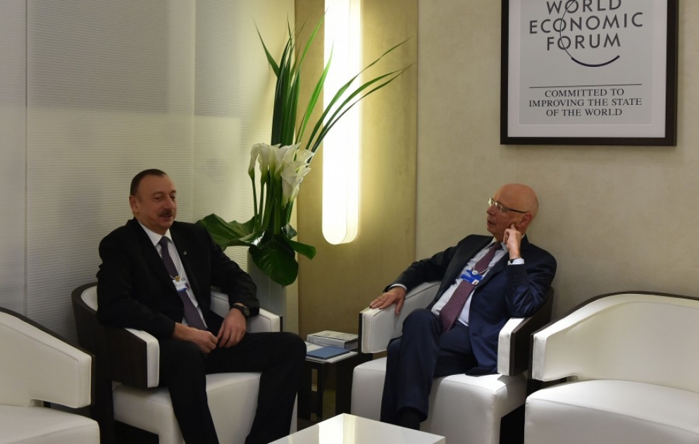 Le président azerbaïdjanais Ilham Aliyev rencontre Klaus Schwab à Davos VIDEO