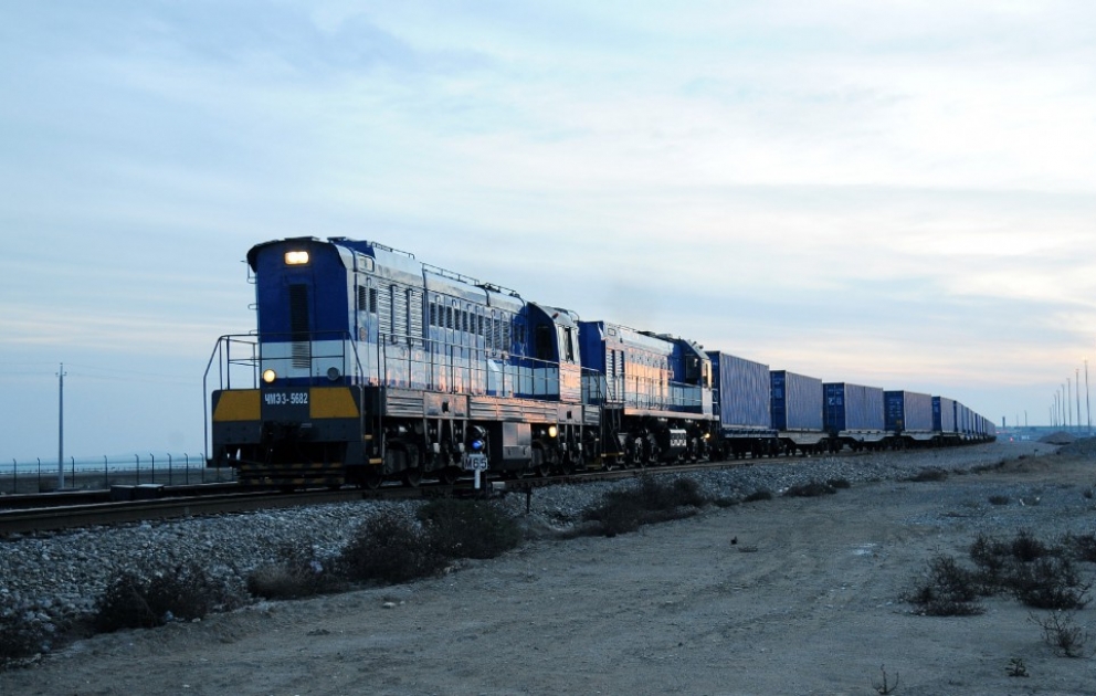Containerzug Ukraine-Georgien-Aserbaidschan-Kasachstan-China ist im Hafen von Baku angelangt VIDEO