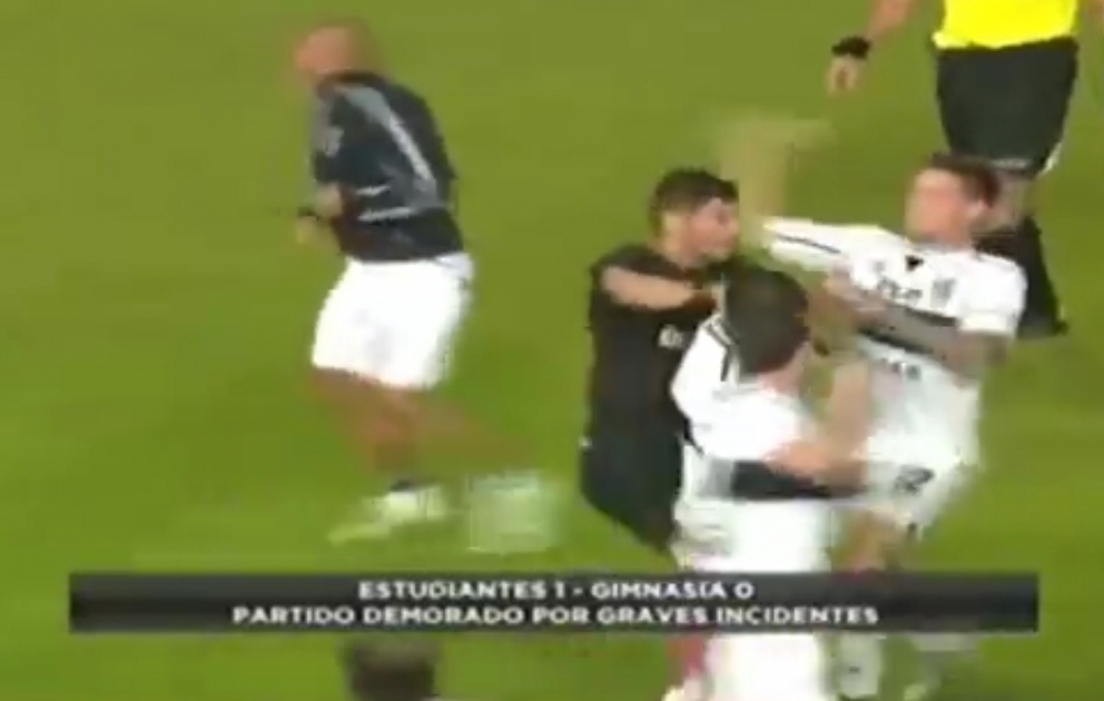 Argentinada futbolçular meydanda əlbəyaxa olub VİDEO