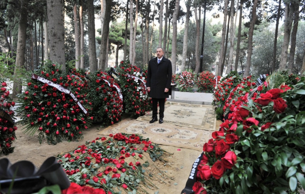 Präsident Ilham Aliyev besucht Grab von Akademiker Jalal Aliyev VIDEO