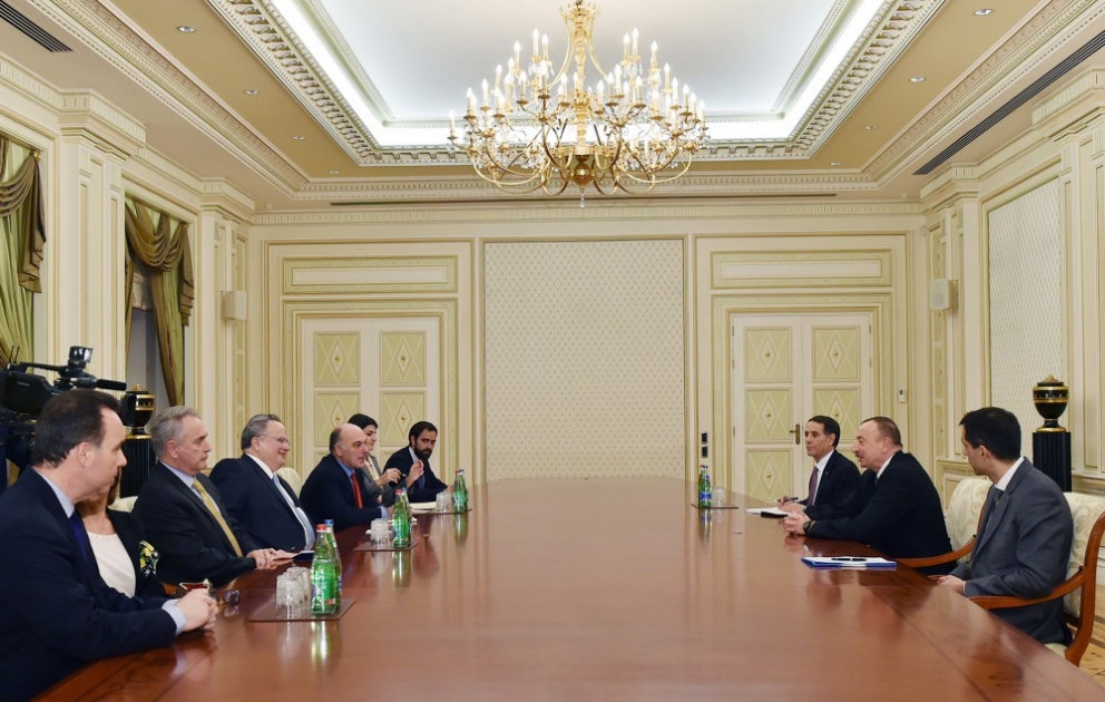 Präsident Ilham Aliyev empfängt Außenminister von Griechenland VIDEO