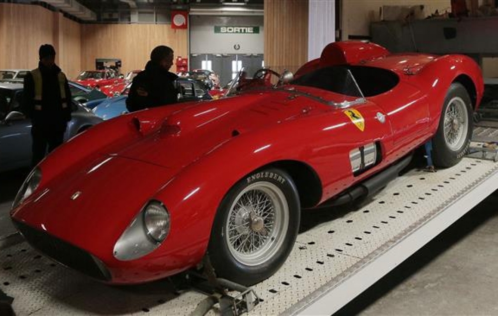 Əfsanənin qiyməti: Parisdə 1957-ci ilin “Ferrari” avtomobili satışa çıxarılıb VİDEO