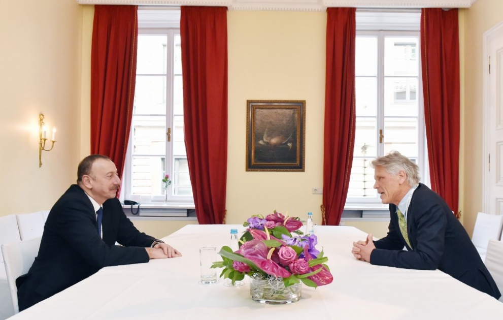 Treffen von Aserbaidschans Präsident Ilham Aliyev mit Geschäftsführer von "Goetzpartners" VIDEO