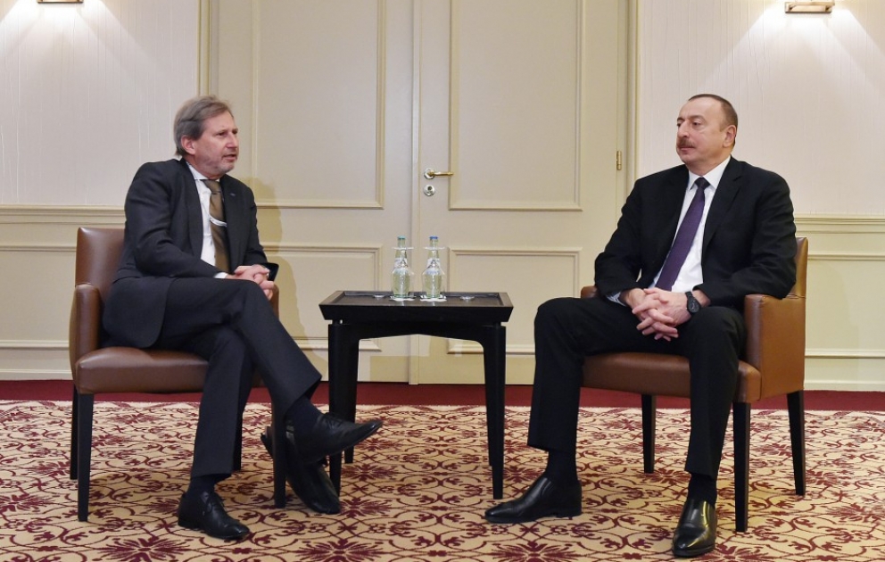 Präsident von Aserbaidschan Ilham Aliyev trifft mit EU-Kommissar Johannes Hahn zusammen VIDEO