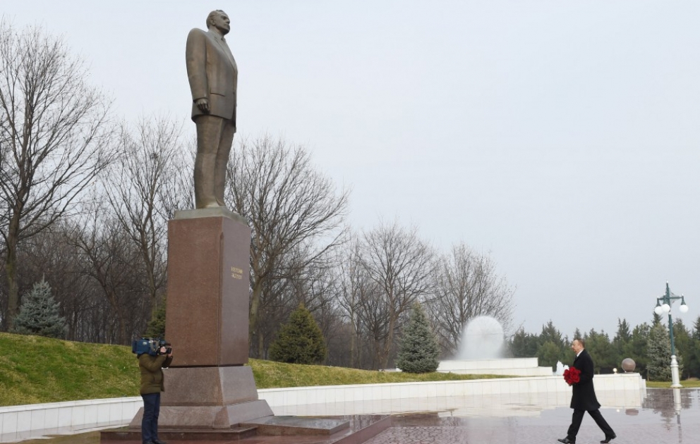 Le président Ilham Aliyev visite le monument d’Heydar Aliyev à Tovouz VIDEO